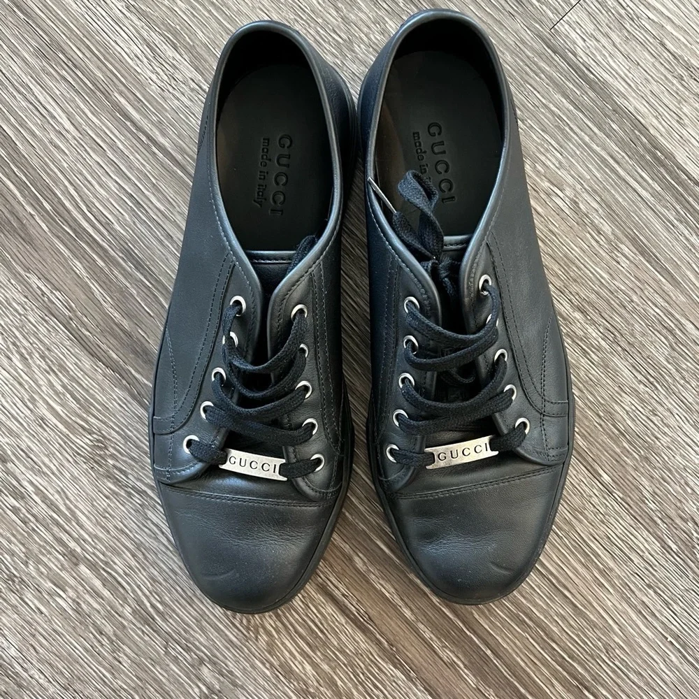 GUCCI PLAIN LEATHER SNEAKERS model 423301. All black. Size 8.5